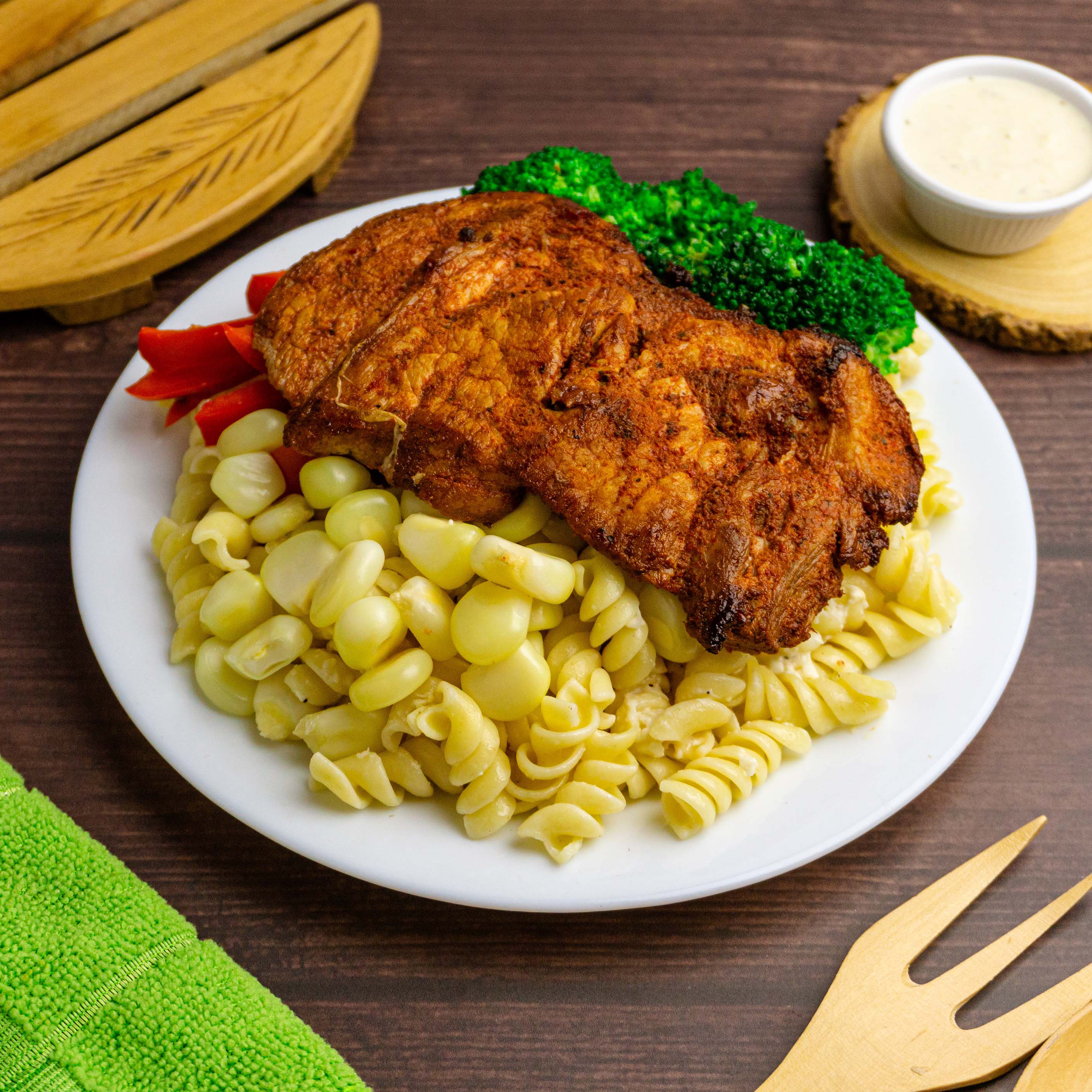Fusilli a los tres quesos y bistec