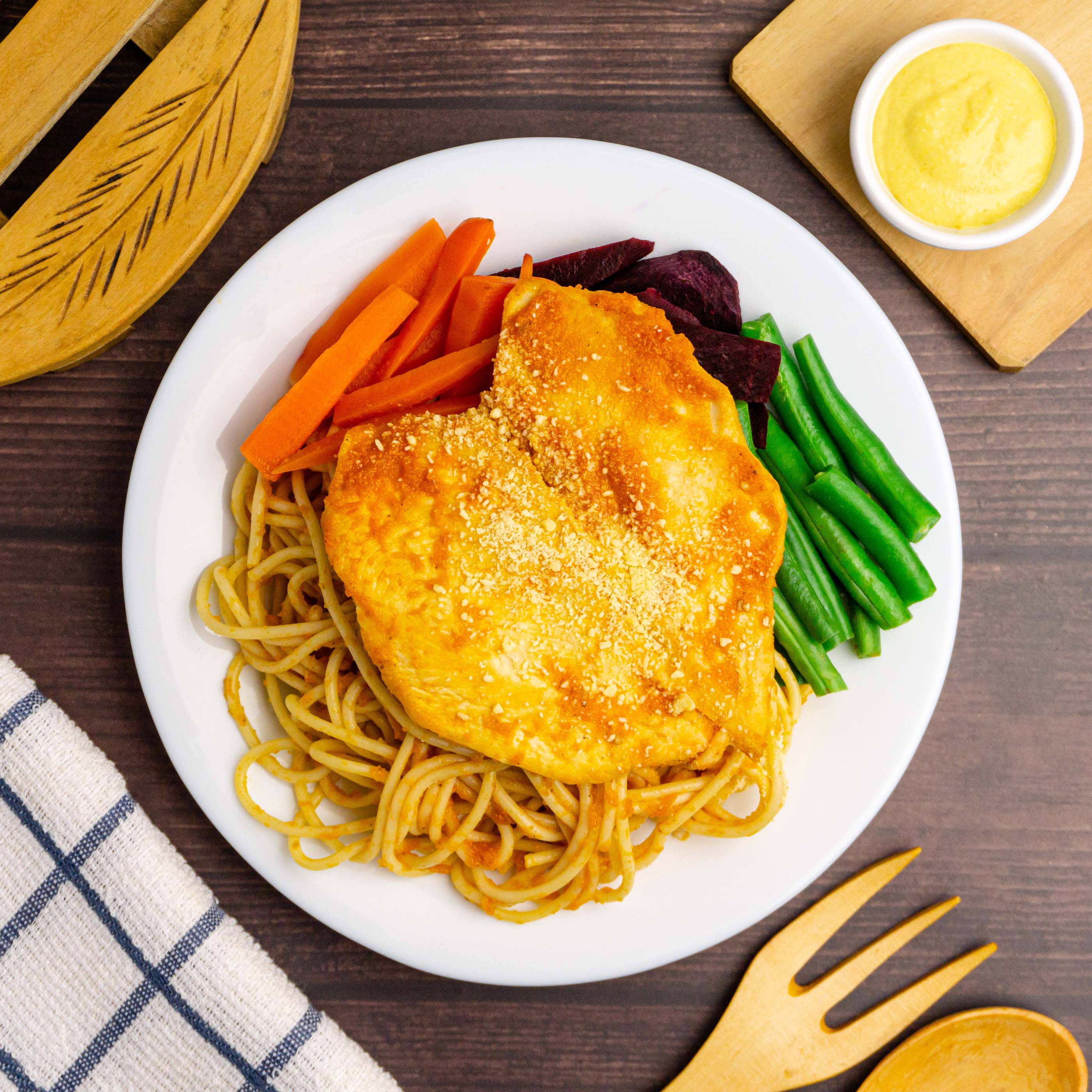 Tallarines rojos con salsa huancaína