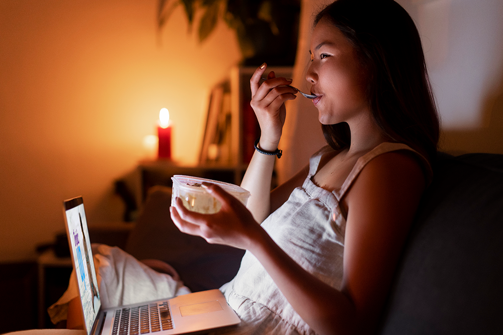 ¿Comer en la noche engorda?